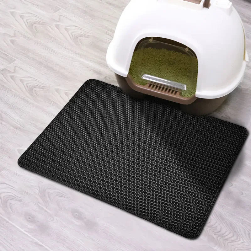Tapis de litière noir devant le bac