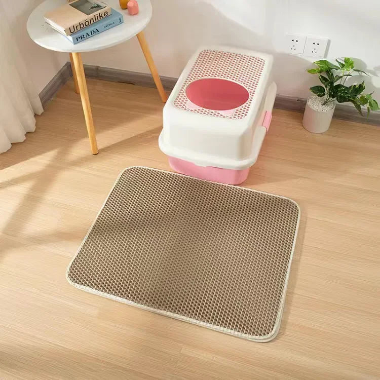 Tapis de litière beige devant le bac