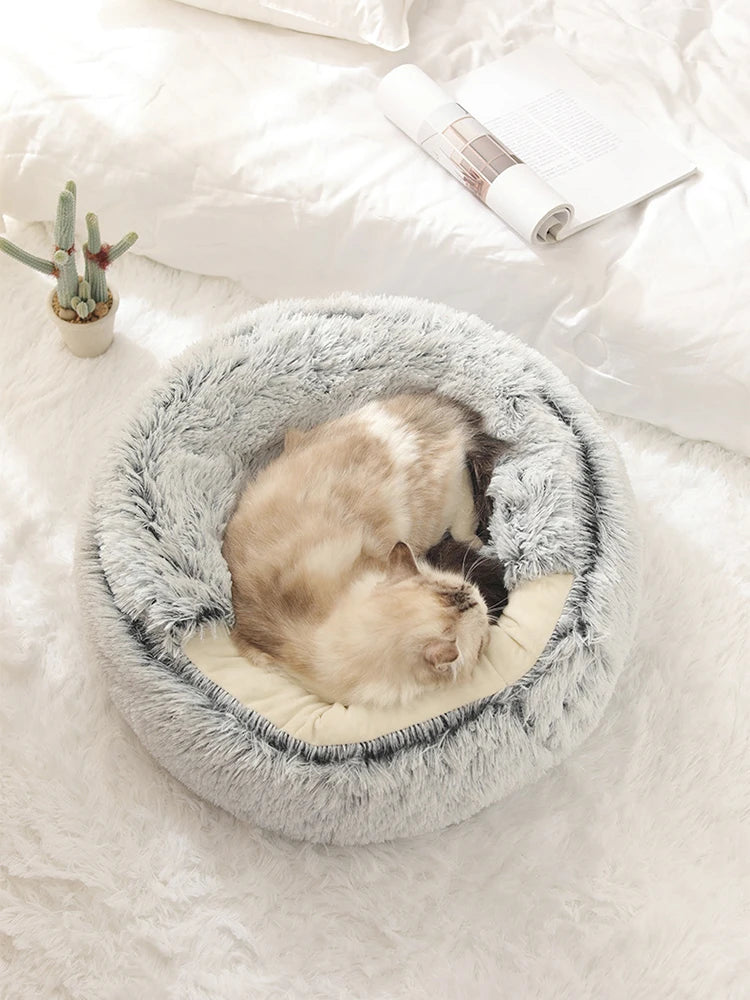 Chat endormi dans le panier igloo gris