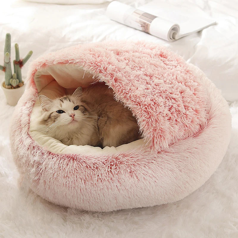 Chaton blotti dans le panier igloo rose